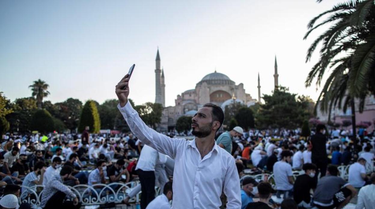Fiesta musulmana celebrada en el exterior de la mezquita de Santa Sofía el pasado 31 de julio