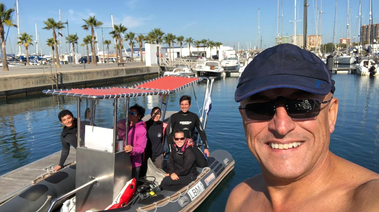 García Gómez, con parte de su equipo, en La Línea, durante la investigación del alga asiática invasora