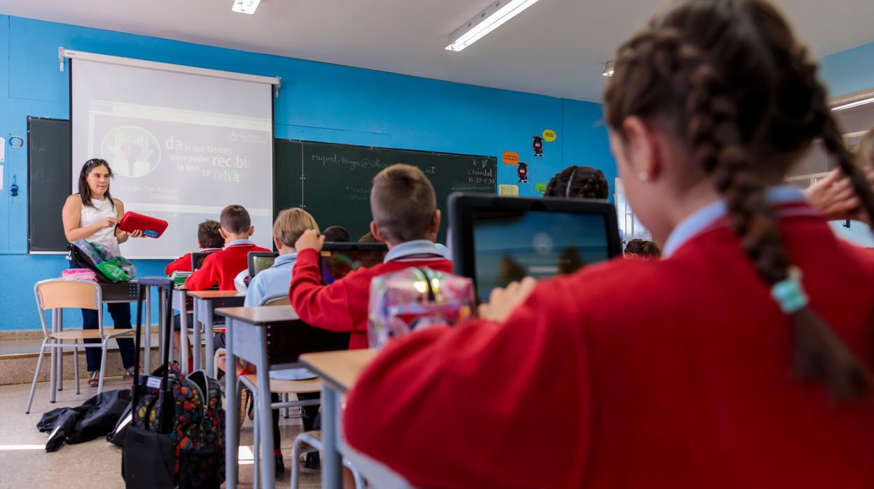 Alumnos de un colegio en el primer día de clase