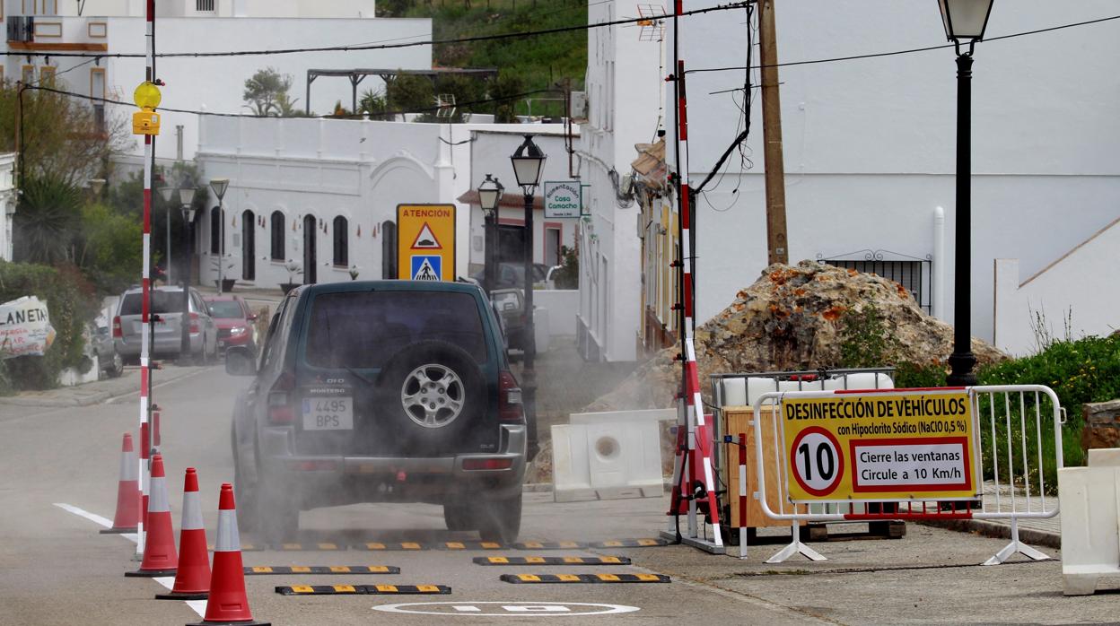 Un vehículo que entra en la localidad de Facinas en Cádiz tiene que pasar por un arco desinfectante