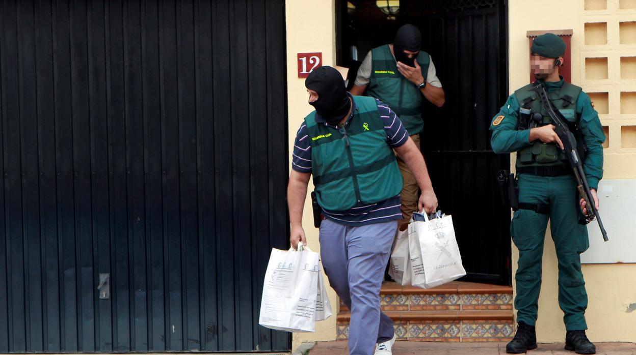 En una imagen de archivo, agentes de la Guardia Civil sacan material durante un registro