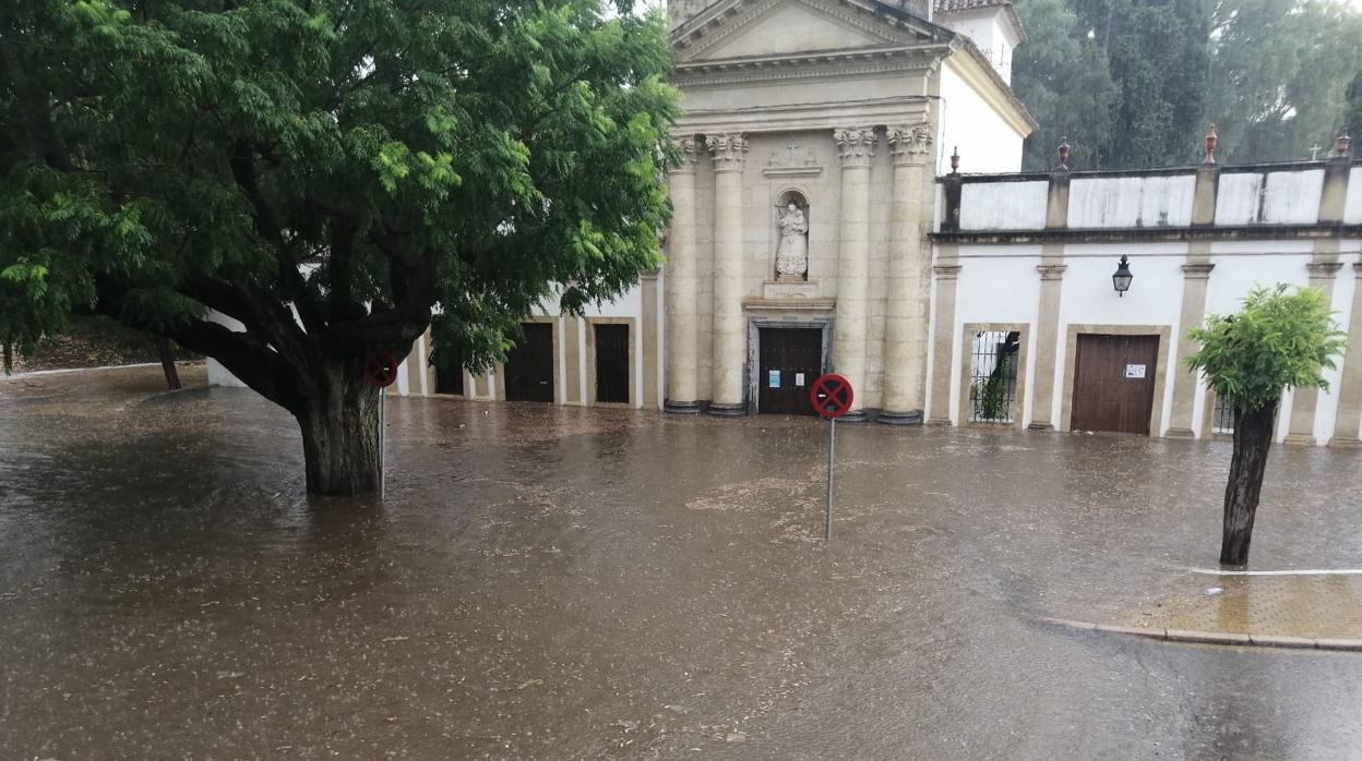 Imagen de la inundación en la entrada de la Ermita de la Virgen de la Salud