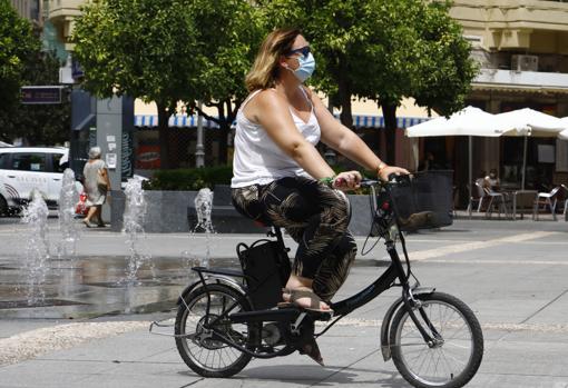 Una mujer en una bici eléctrica por Las Tendillas