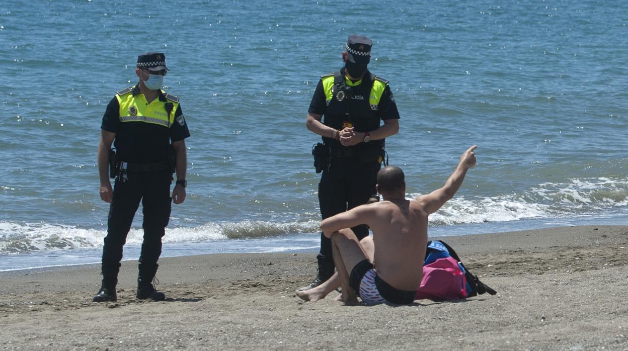 El decreto de la Junta establece que no se puede fumar a menos de dos metros de otra persona