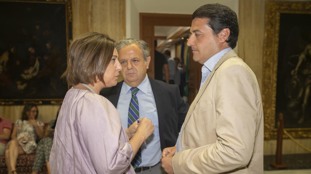 La exalcaldesa y portavoz socialista dialgoa con el primer edil, en presencia del concejal de Hacienda