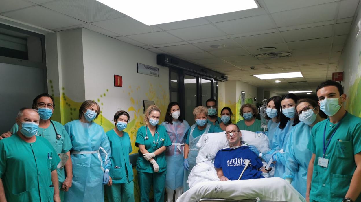 El paciente recuperado, con personal sanitario