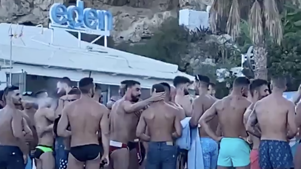 Nueva polémica en un chiringuito de Torremolinos por estar sin distancia ni mascarilla en la playa