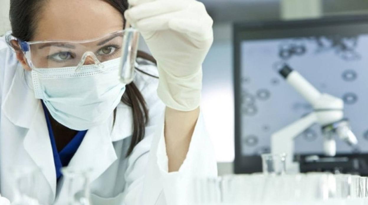 Una investigadora en su laboratorio