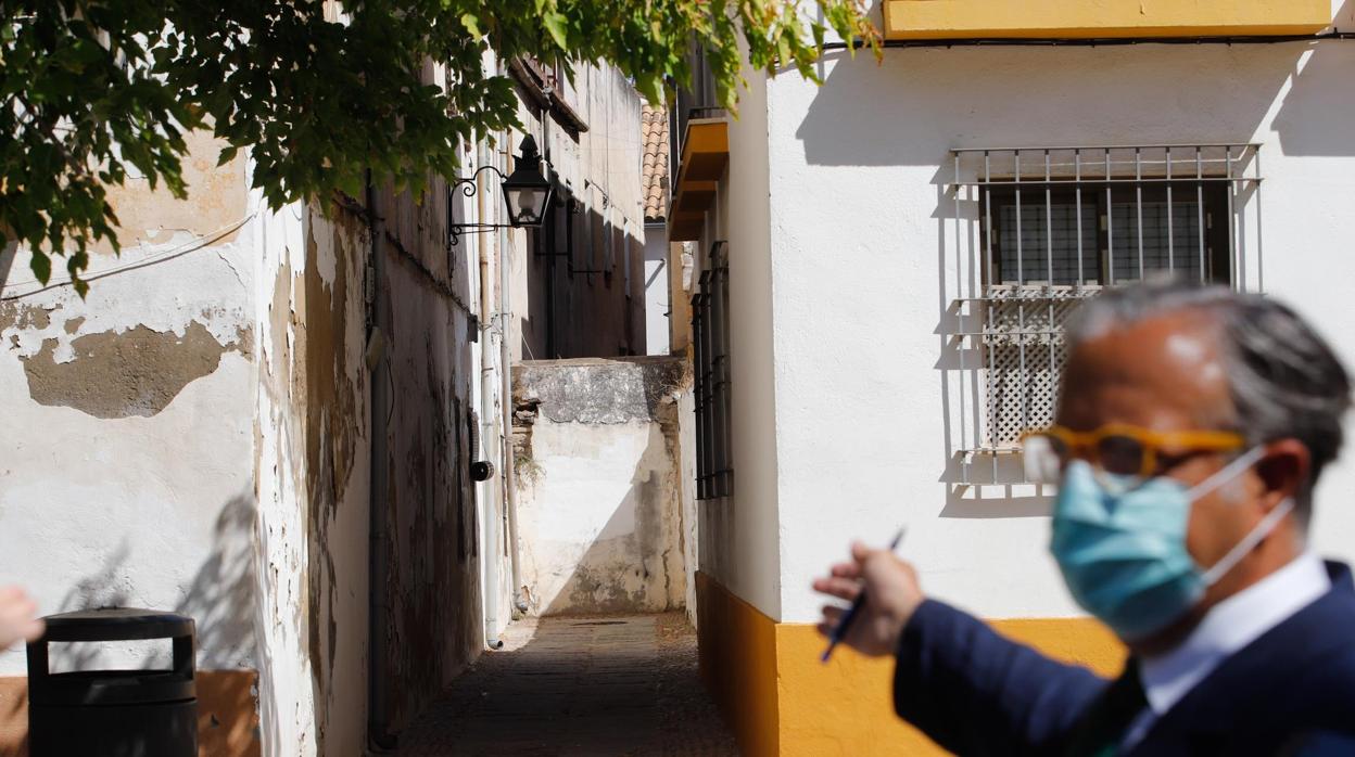 El teniente alcalde Salvador Fuentes en la plaza del antiguo Cine Andalucía
