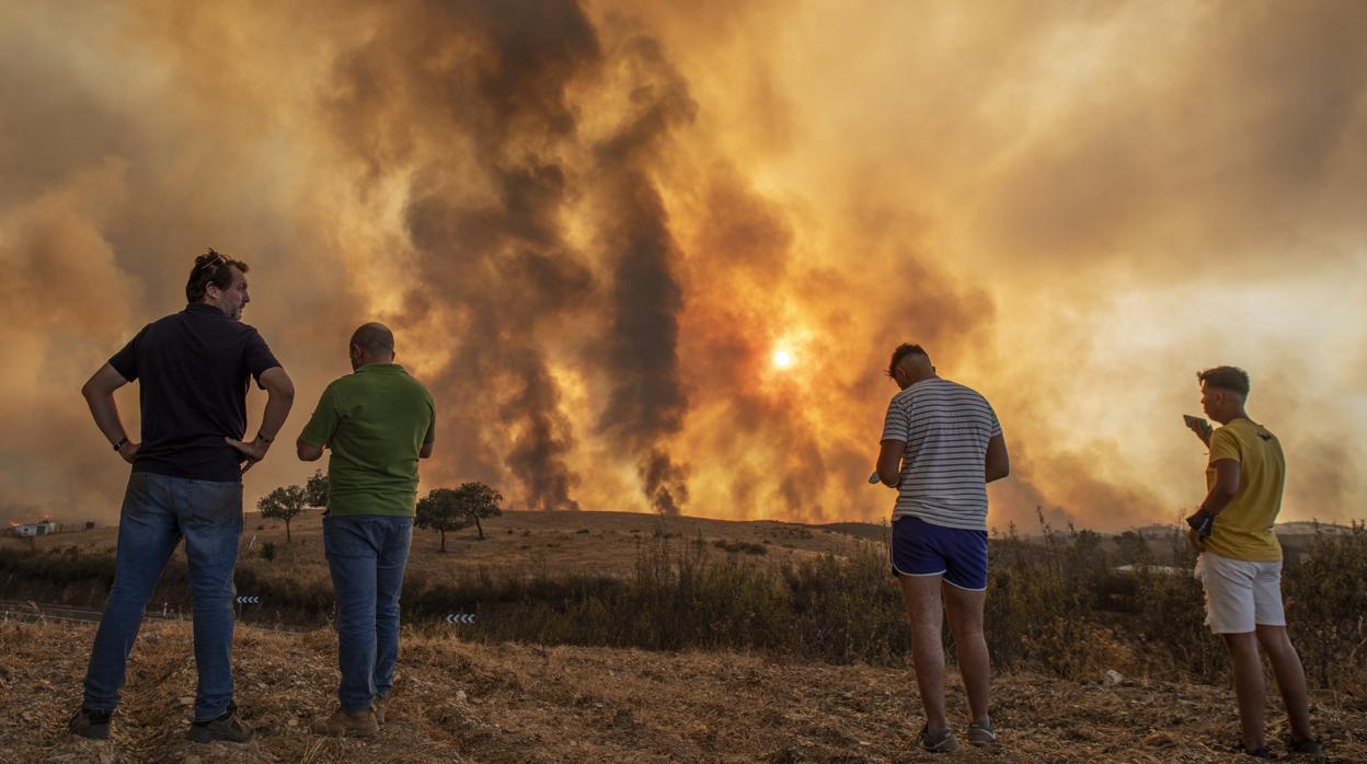 Vecinos de la zona observan el avance del fuego
