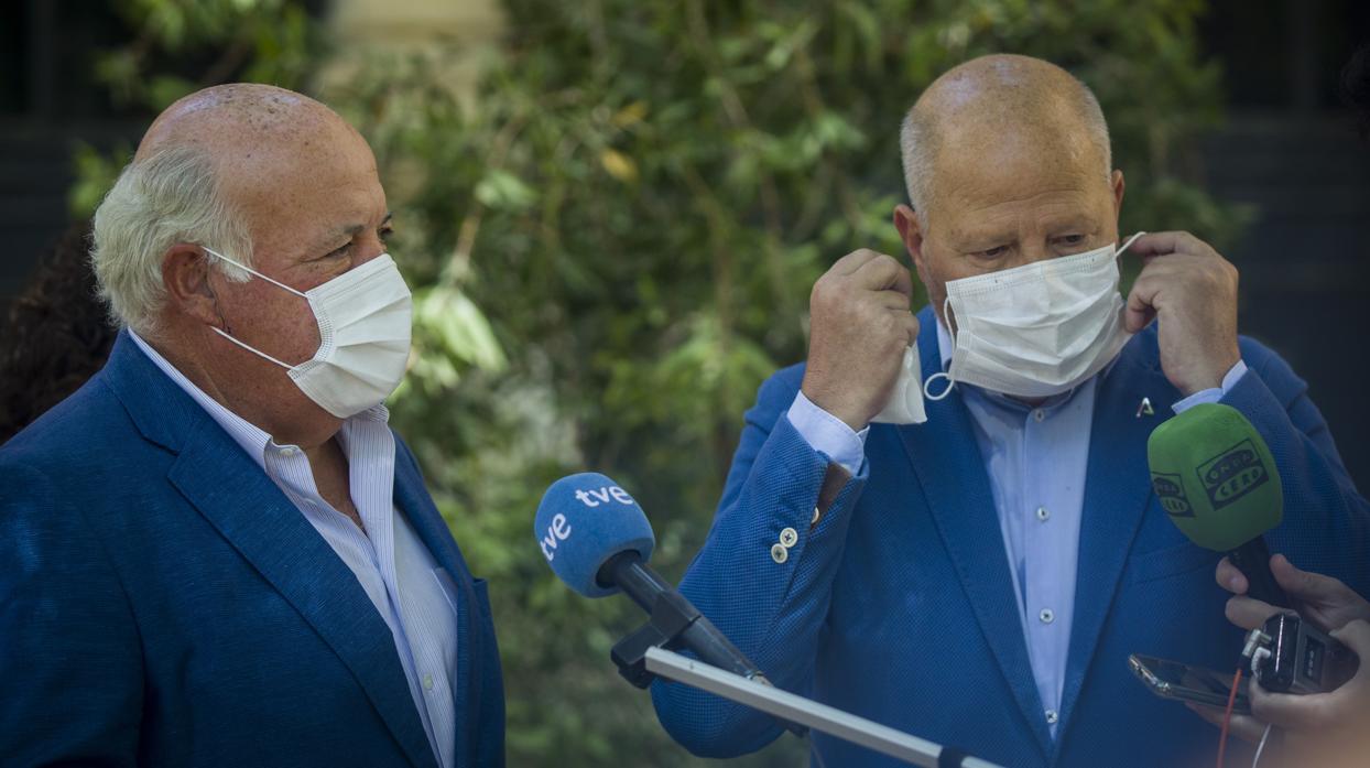 Los consejeros Jesús Aguirre y Javier Imbroda este jueves en el Palacio de San Telmo
