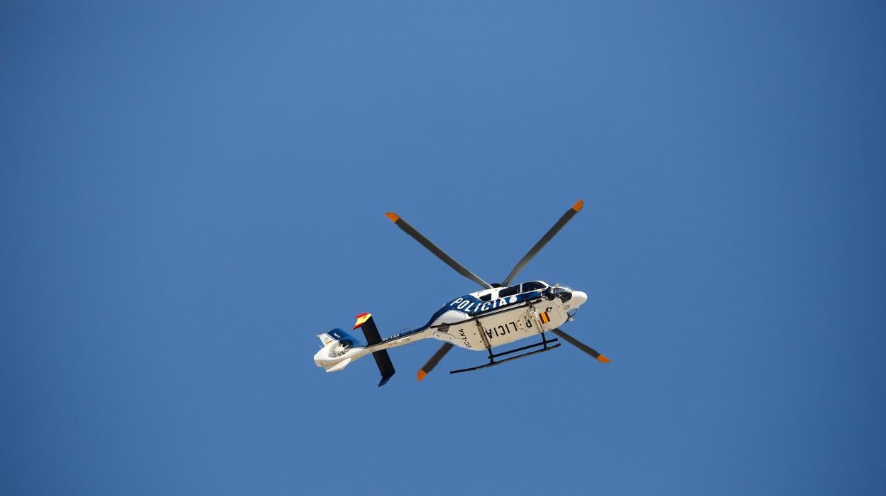 Un helicóptero de la Policía en las primeras labores de búsqueda