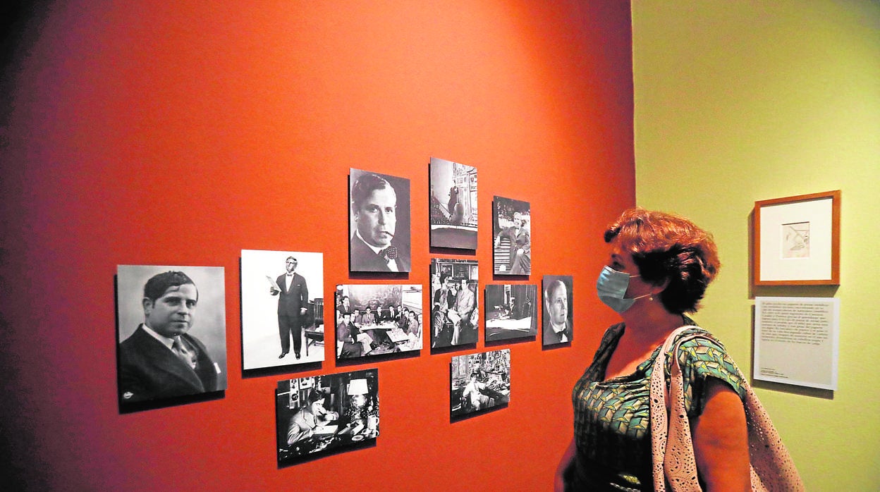 Una mujer contempla elementos de la exposición
