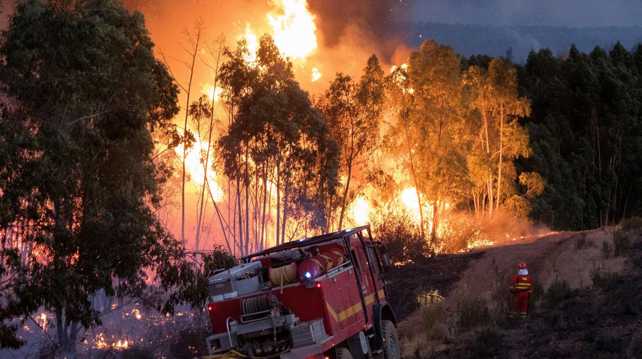 Bomberos trabajando en la extinción del fuego