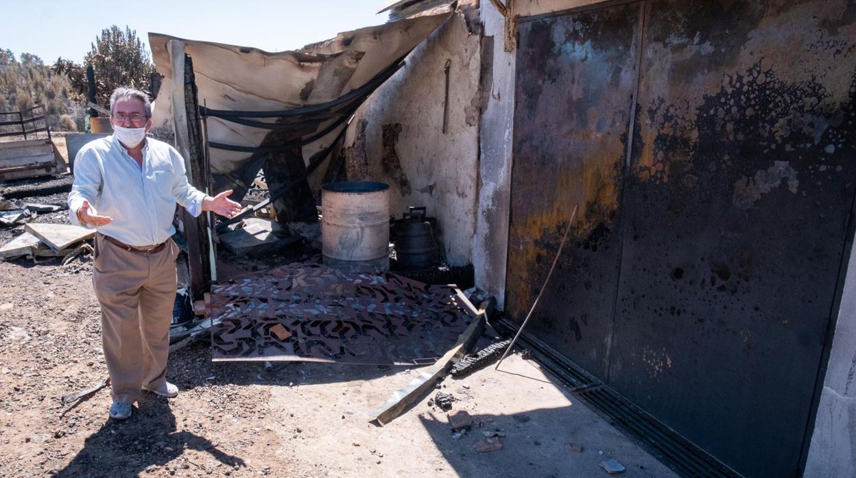 Un vecino muestra los efectos del fuego en su casa