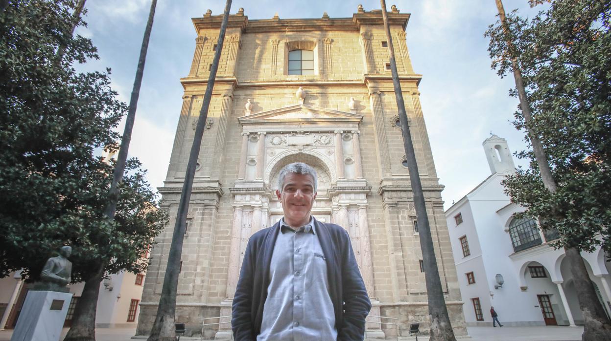 Nicolás Gutiérrez delante del Parlamento andaluz en febrero de este año apenas recién llegado