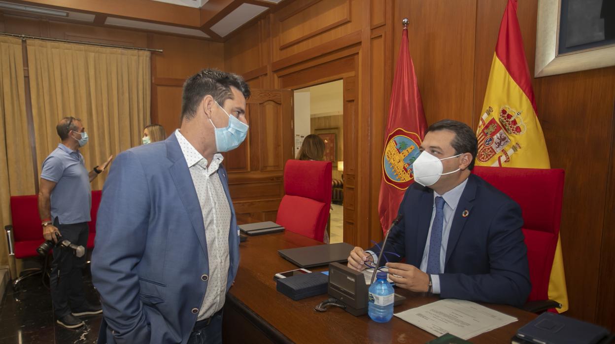 El alcalde, José María Bellido, conversa con el líder de IU, Pedro García