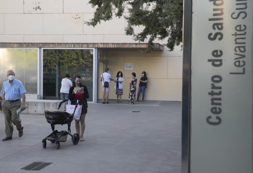 Colas en el centro de salud Levante Sur de Córdoba