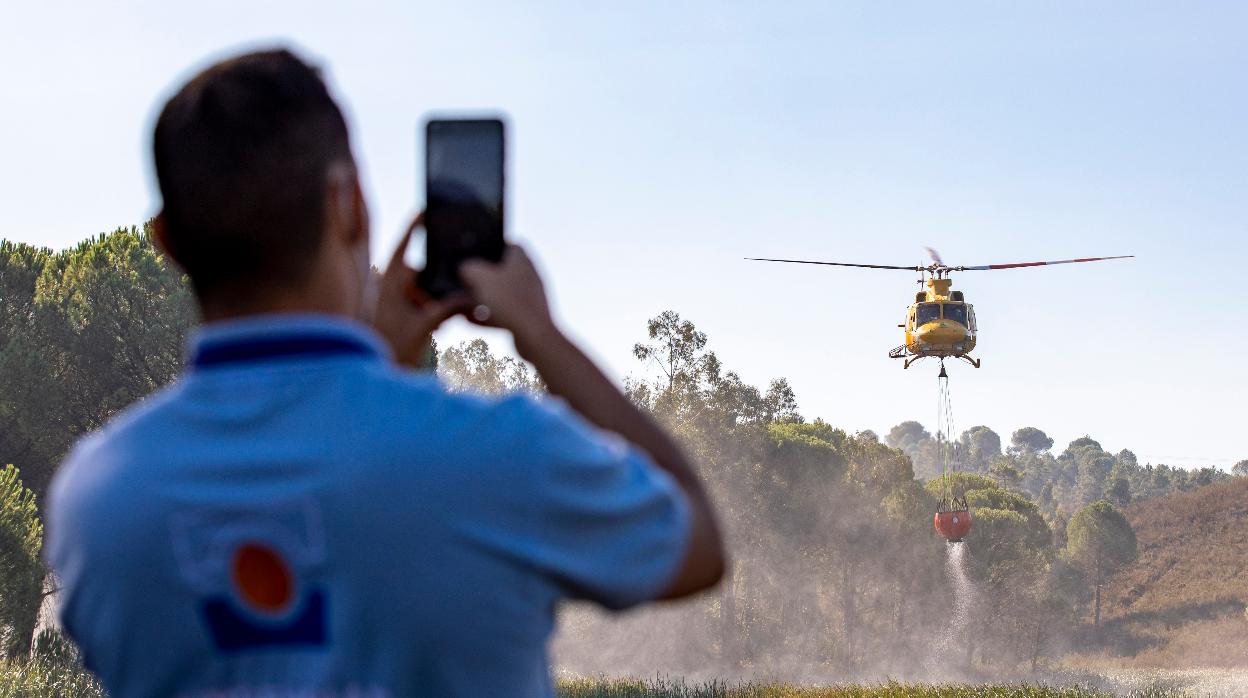 Labores de extinción del Infoca en el incendio forestal de Almonaster