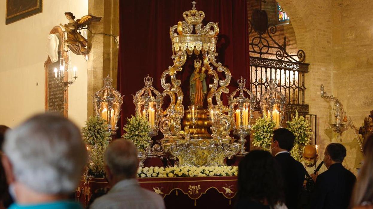 La Virgen del a Fuensanta en su altar