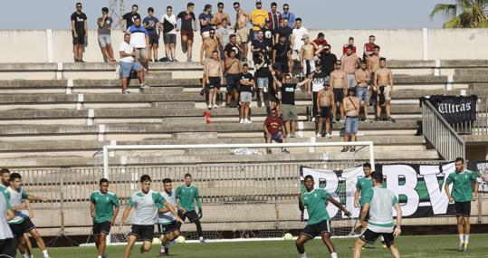 Aficionados en la grada de la Ciudad Deportiva el pasado verano