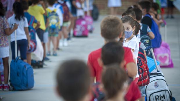 Sonrisas, temor y aplausos en la vuelta al cole en Málaga