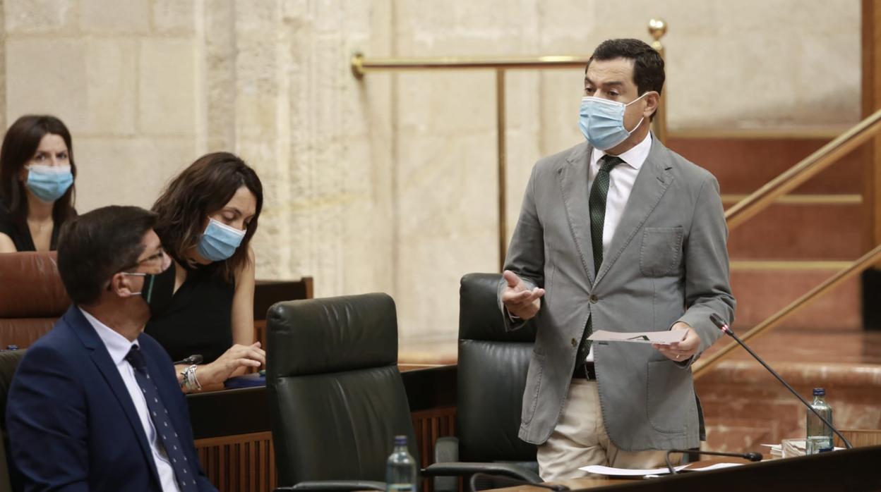 El presidente de la Junta, Juanma Moreno, durante la sesión de control de este jueves en el Parlamento