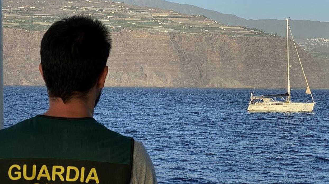 Imagen de la Guardia Civil en la vigilancia del velero
