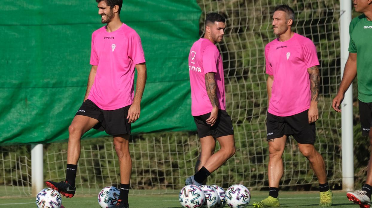 Bernardo Cruz, central cordobés del Córdoba CF pisa el balón en Montecastillo