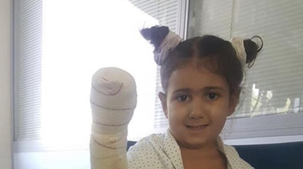 Carlota en el hospital donde se encuentra ingresada