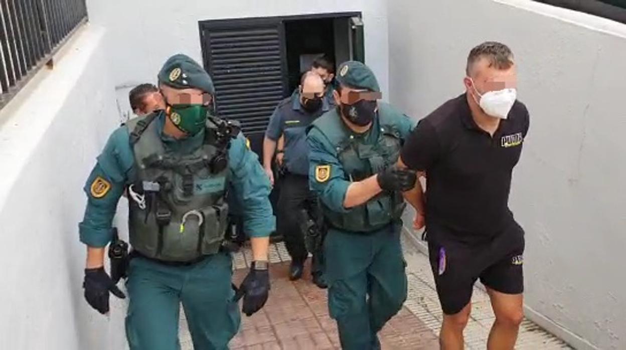 Agentes de la Guardia Civil trasladan a los juzgados a Antonio Tejón
