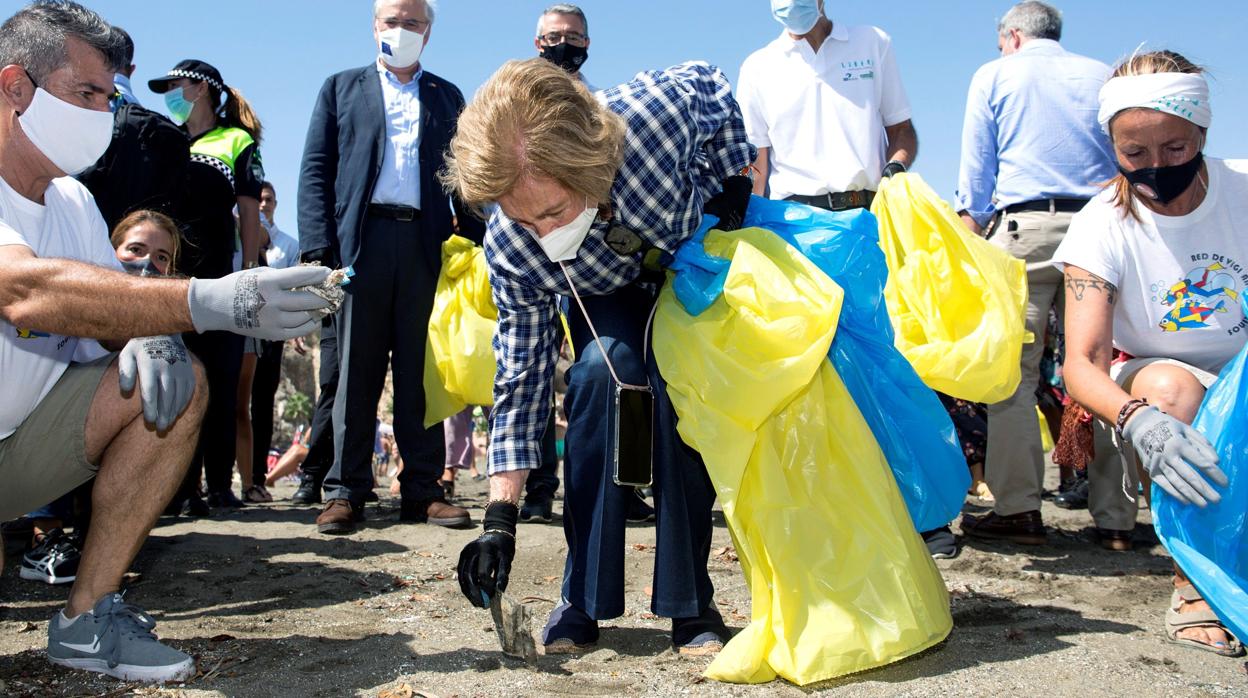 Doña Sofía recoge basura de la playa de Rincón de la Victoria (Málaga)