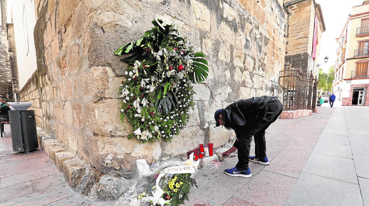 Flores en recuerdo del vendedor de la ONCE fallecido por Covid-19, esta semana
