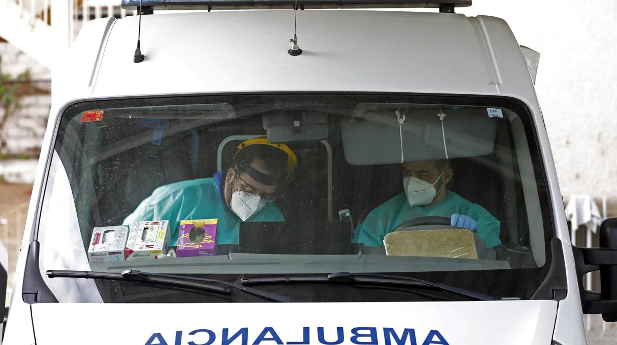 Dos sanitarios en una ambulancia salen del centro de salud de Lucena