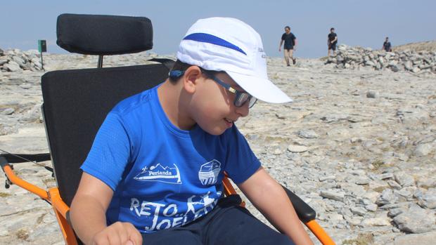 Álvaro, un pequeño montañero sobre ruedas en el pico más alto de Málaga