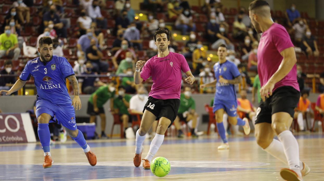 Pablo del Moral realiza un pase a Saura, en el partido del Córdoba Patrimonio ante el Valdepeñas