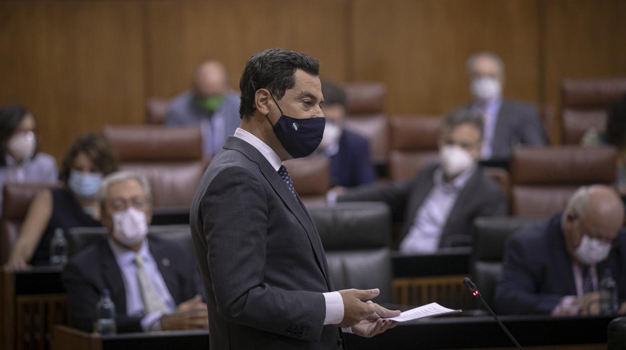 Juanma Moreno durante la sesión de control en el Parlamento andaluz