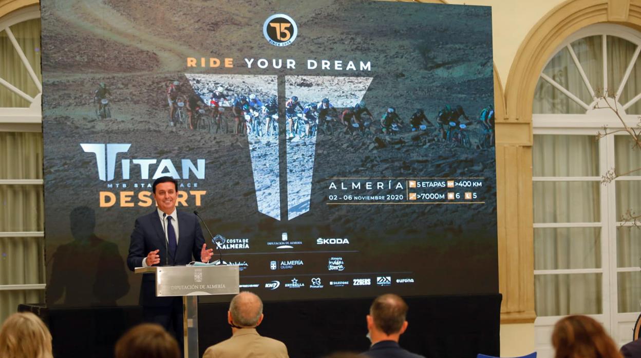 El presidente de la Diputación de Almería durante la presentación de la Titan Desert.