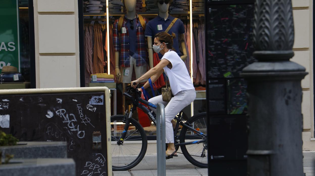 Una mujer en bicicleta por una vía peatonal del Centro de Córdoba