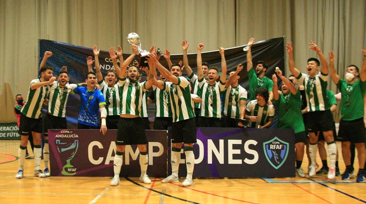 La plantilla del Córdoba Patrimonio recibe la copa de campeón de la Copa de Andalucía