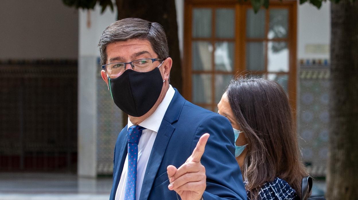 El vicepresidente de la Junta y líder de Ciudadanos, Juan Marín, en los pasillos del Parlamento