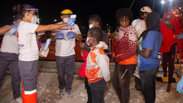 La Junta de Andalucía acusa al Gobierno de «dejar en la calle» en Almería a inmigrantes en cuarentena por coronavirus