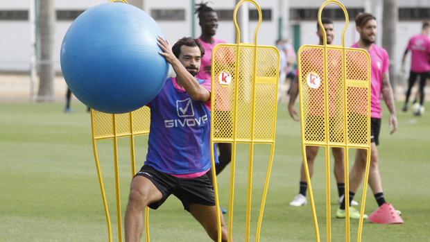 El Extremadura-Córdoba CF, aplazado por cuatro positivos de coronavirus en el equipo extremeño