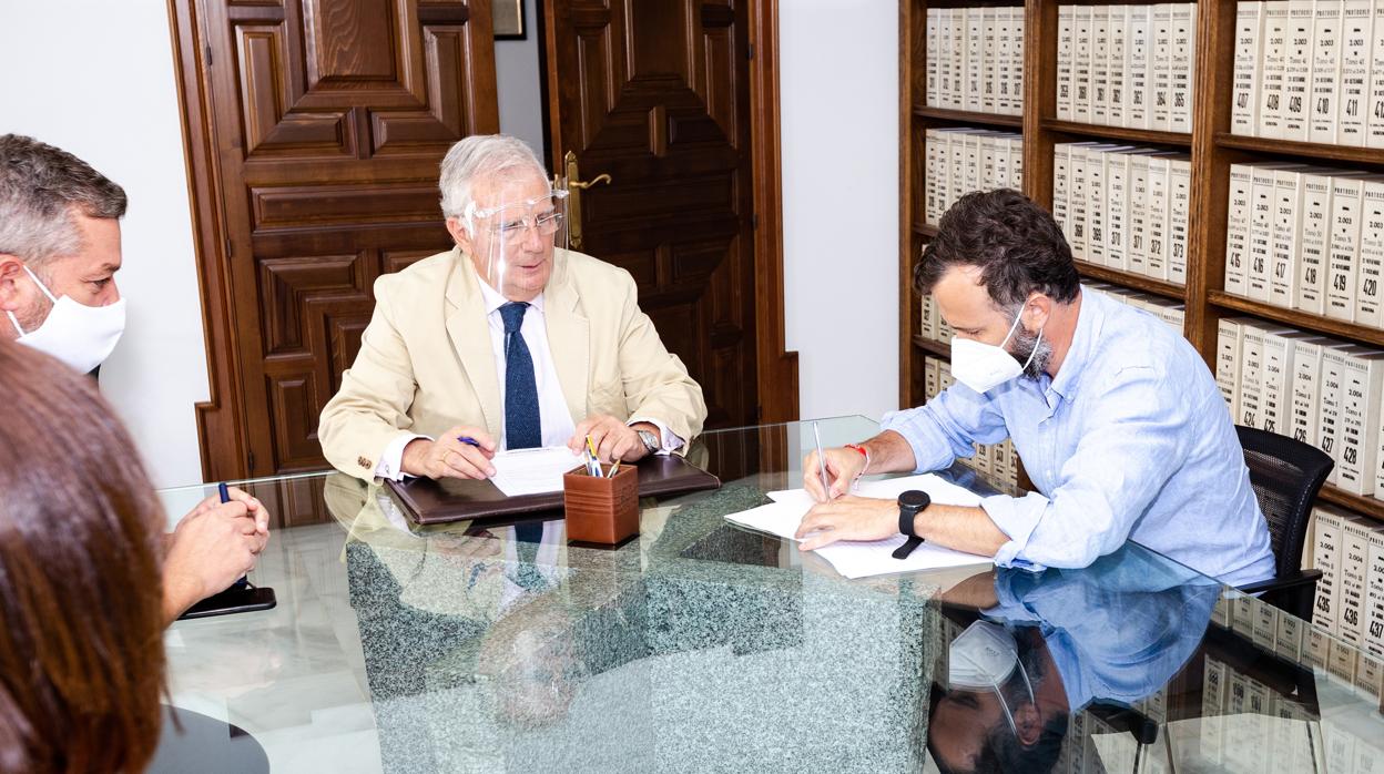 Firma de la adquisición de la parcela en Rabanales 21 para Piensos y Mascotas