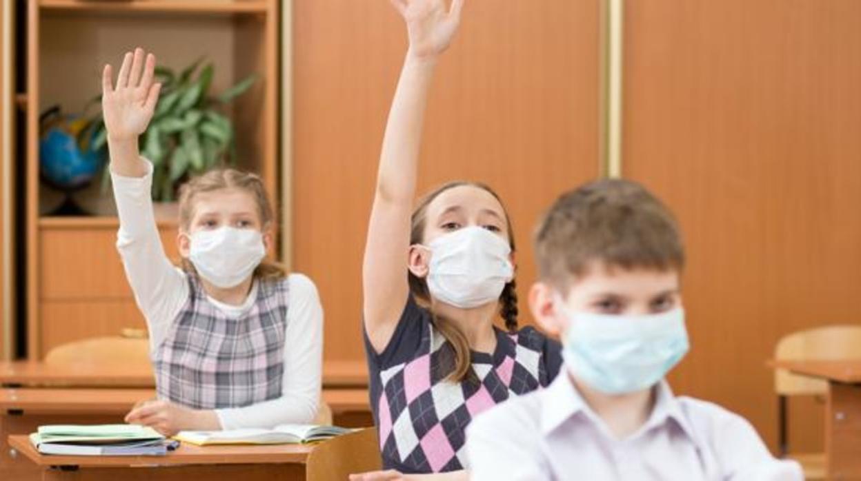 Alumnos con mascarilla en un centro