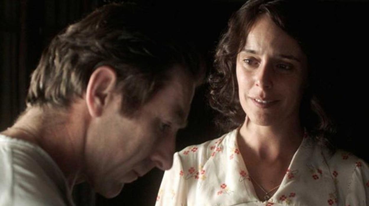 Antonio de la Torre y Belén Cuesta en una escena de «La trinchera infinita»