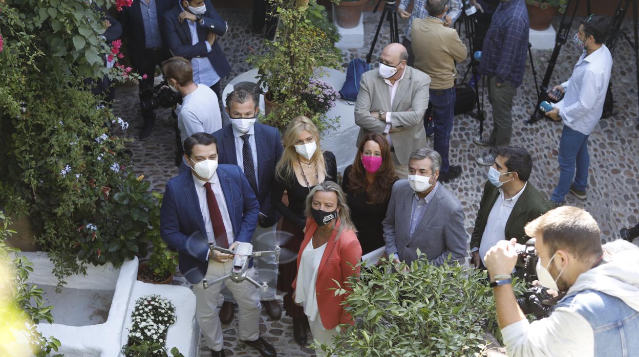 El dron vuela sobre el patio de San Basilio, 44 ante la mirada del alcalde de Córdoba y varios concejales