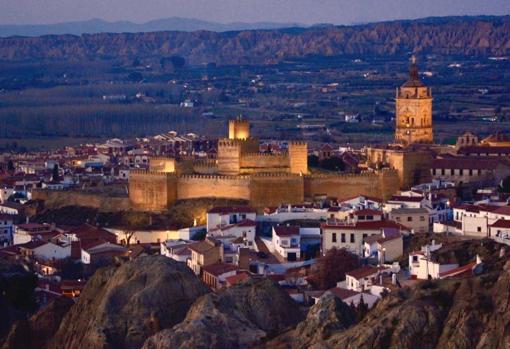 Vista de la Alcazaba de Guadix de noche
