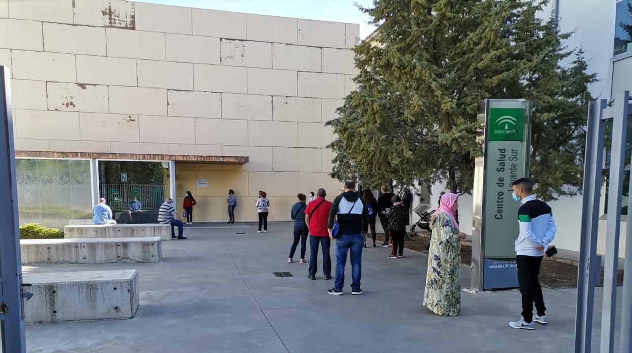 Personas esperando en el centro de salud de Levante Sur, este martes