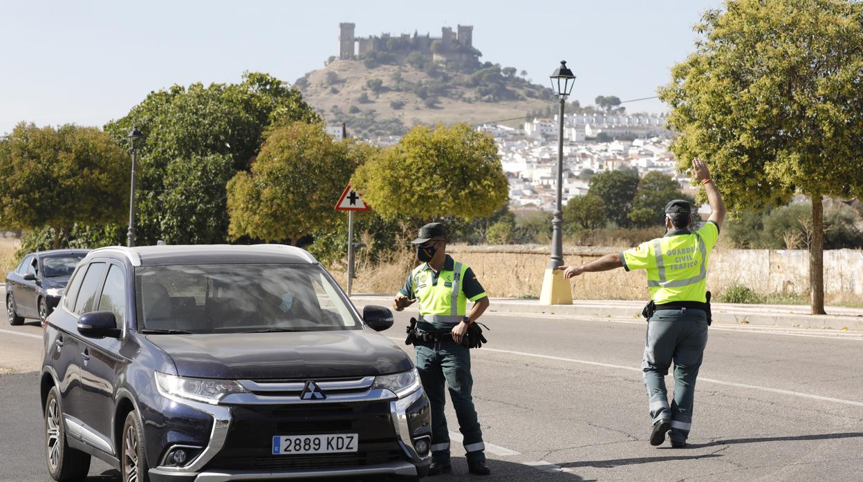Guardias civiles controlan los accesos a la confinada Almodóvar del Río